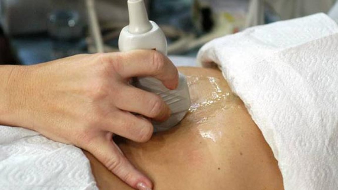 Schwangere bei Ultraschall-Untersuchung.