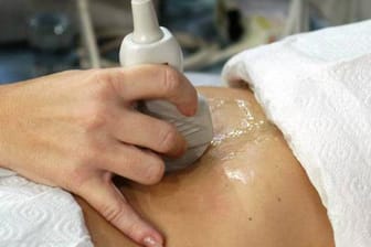 Schwangere bei Ultraschall-Untersuchung.