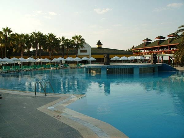 Das Hotel "Delphin Botanik" bei Okurcalar ist lau Nutzer Jens zwar "in die Jahre gekommen", aber "in gutem Zustand". Bewertungsschnitt: 93 Prozent, weiterempfehlen würden sogar 100 Prozent das Hotel.