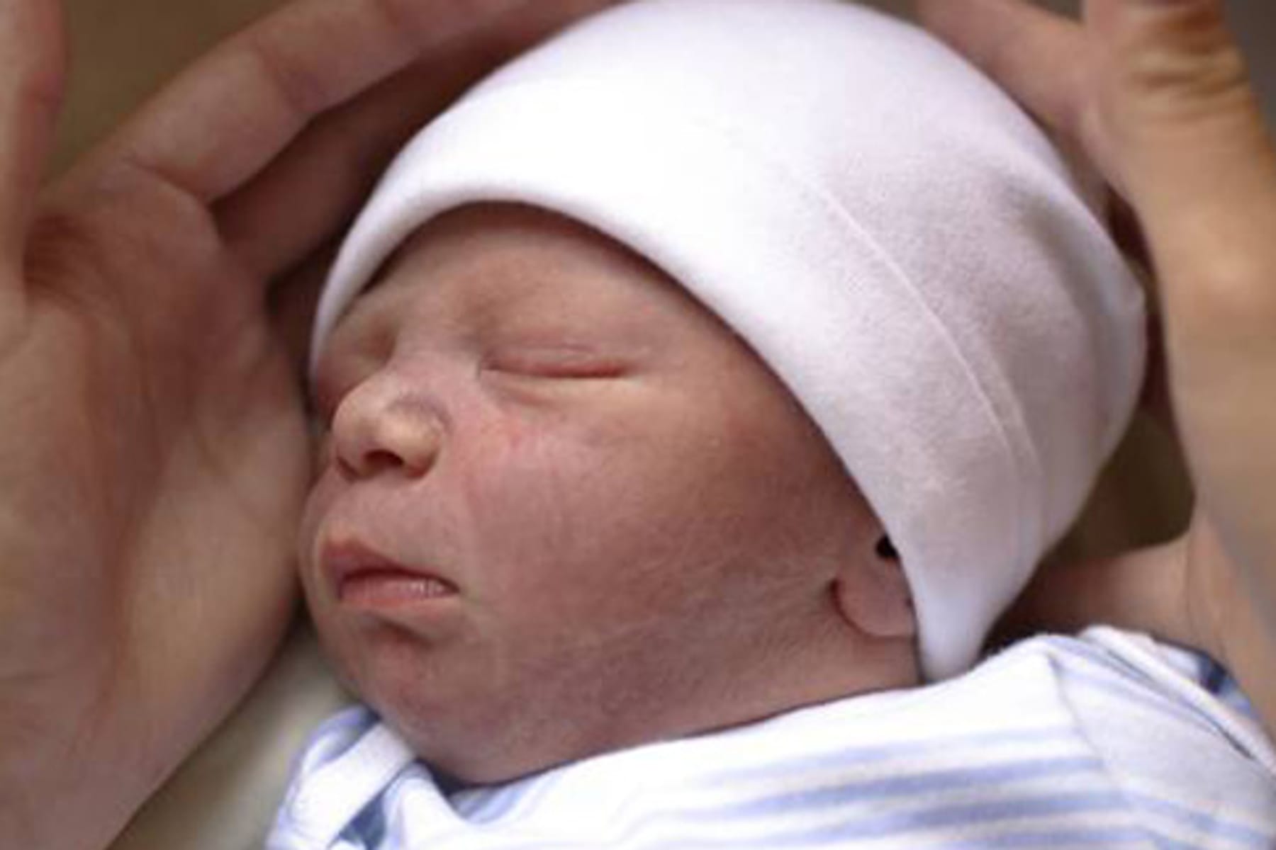 Babys auf Lagerungskissen betten: Das schützt vor Kopfverformung