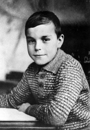 Helmut Kohl wird am 3. April 1930 als drittes Kind des bayrischen Finanzbeamten Hans Kohl und dessen Frau Cäcilie in Ludwigshafen geboren. Das Bild zeigt ihn im Alter von sechs Jahren als Grundschüler. Noch während seiner Schulzeit am Max-Planck-Gymnasium tritt er 1947 in die CDU ein - und steigt schnell auf.
