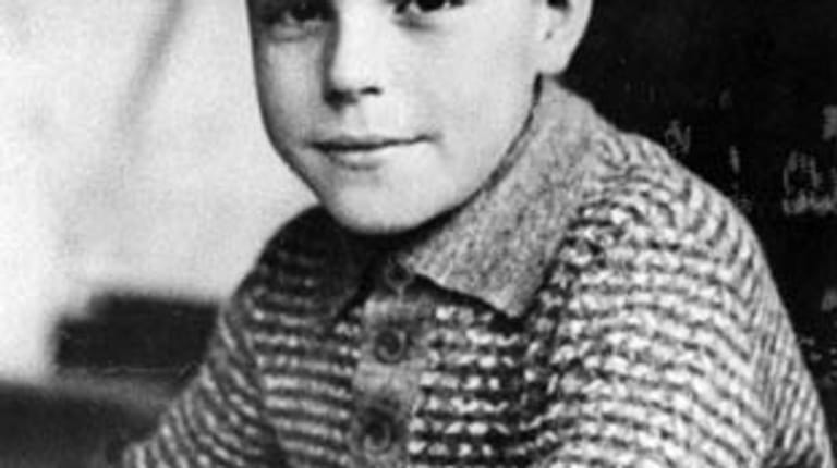 Helmut Kohl wird am 3. April 1930 als drittes Kind des bayrischen Finanzbeamten Hans Kohl und dessen Frau Cäcilie in Ludwigshafen geboren. Das Bild zeigt ihn im Alter von sechs Jahren als Grundschüler. Noch während seiner Schulzeit am Max-Planck-Gymnasium tritt er 1947 in die CDU ein - und steigt schnell auf.