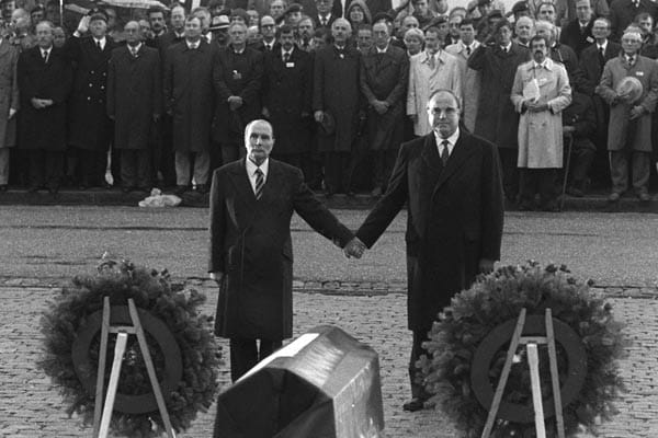 Auf die innenpolitische Krise folgt ein außenpolitischen Erfolg: Der französische Staatspräsident Francois Mitterrand und Helmut Kohl reichen sich am 22.September 1984 über den Gräbern von Verdun die Hand. Ein historisches Zeichen der Versöhnung zwischen Frankreich und Deutschland nach zwei Weltkriegen.