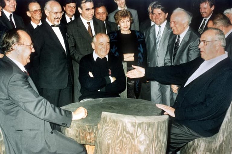 Im Juli 1990 gelingt Kohl in Verhandlungen mit den Sowjets der entscheidende Durchbruch: Bei einem Treffen im Kaukasus stimmt Generalsekretär Michail Gorbatschow der vollen Souveränität eines wiedervereinigten Deutschlands inklusive NATO-Mitgliedschaft zu. Am 12. September stimmen die Siegermächte den Ergebnissen der "Zwei-plus-Vier-Gesprächen" zu. Der Weg zur Wiedervereinigung ist geebnet.