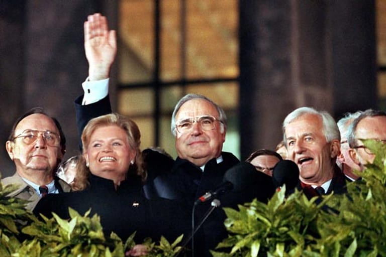 Am 3. Oktober 1990 feiern Menschen aus Ost und West die Wiedervereinigung, an die viele Deutsche nicht mehr geglaubt hatten. Kohl steht am Zenit seiner politischen Karriere: Als "Kanzler der Einheit" geht er in die Geschichte ein.