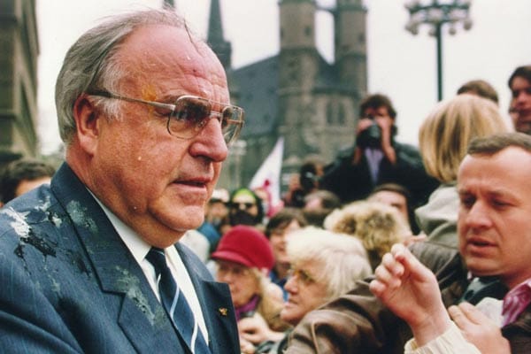 Doch schon bald wird vielen Menschen klar, dass alles langsamer wachsen und zusammenwachsen würde als erhofft. Der Frust mancher Bürger entlädt sich am 10. Mai 1991, als Helmut Kohl von jugendlichen Demonstranten mit Eiern beworfen wird.
