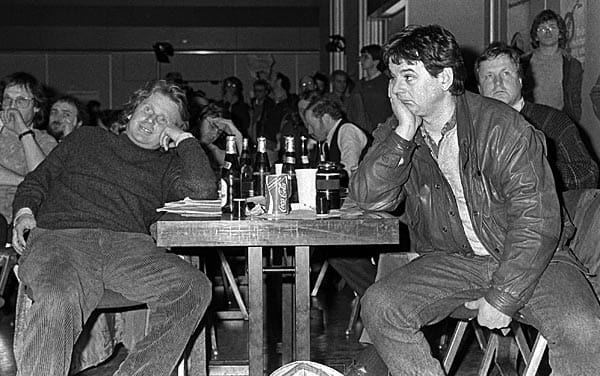 Alte Weggefährten: Cohn-Bendit und Joschka Fischer 1987 auf einer Versammlung der hessischen Grünen im Frankfurter Stadtteil Bergen-Enkheim. Alte Weggefährten: Cohn-Bendit und Joschka Fischer 1987 auf einer Versammlung der hessischen Grünen im Frankfurter Stadtteil Bergen-Enkheim.