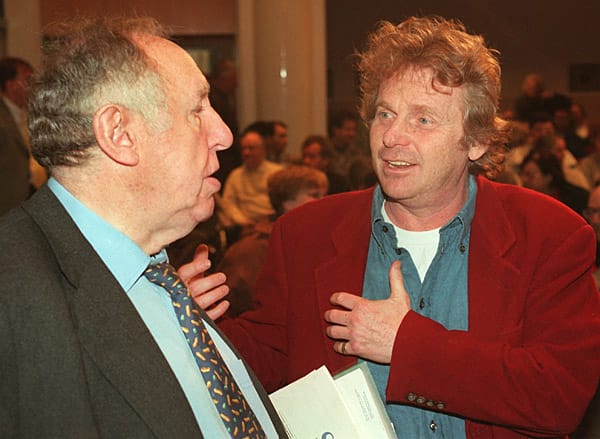 Cohn-Bendit mit dem früheren und 1999 verstorbenen Vorsitzenden des Zentralrats der Juden, Ignaz Bubis, 1997 vor einem Streitgespräch zur Kommunalwahl in Frankfurt am Main. Cohn-Bendit mit dem früheren und 1999 verstorbenen Vorsitzenden des Zentralrats der Juden, Ignaz Bubis, 1997 vor einem Streitgespräch zur Kommunalwahl in Frankfurt am Main.