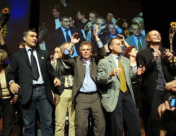 2004 schlossen sich die grünen Parteien Europas auf europäischer Ebene offiziell zu einer Partei zusammen. Cohn-Bendit wurde der Fraktionschef der Grünen im Europäischen Parlament. 2004 schlossen sich die grünen Parteien Europas auf europäischer Ebene offiziell zu einer Partei zusammen. Cohn-Bendit wurde der Fraktionschef der Grünen im Europäischen Parlament.