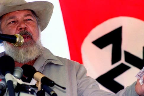 Rassist Eugene Terre'Blanche vor seinem hakenkreuz-ähnlichen Partei-Symbol: am Samstag wurde de 69-Jährige ermordet