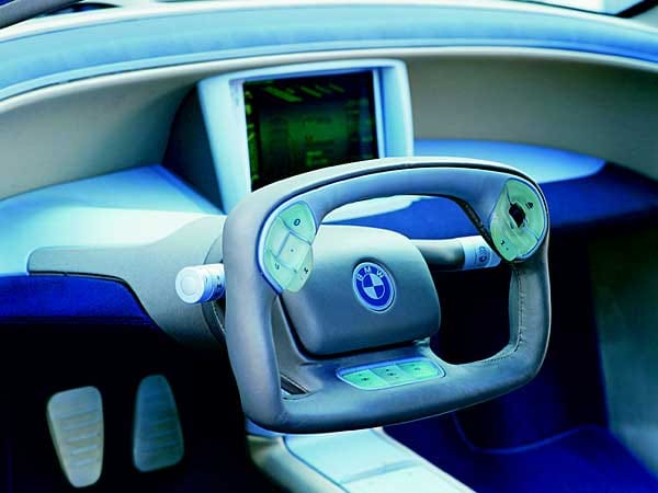 Sehr futuristisch ist das Zentral-Cockpit des BMW Z22 geraten. Systeme wie adaptives Kurvenlicht und Head-Up-Display waren bereits an Bord.