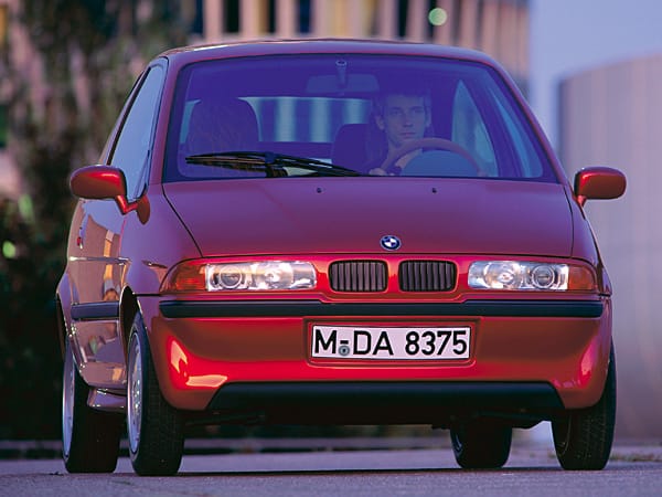 BMW E1 (1991): Das Elektroauto mit Kunststoffkarosserie hatte einen 37 Kilowatt starken Elektromotor unter der Haube und kam auf eine Reichweite von 200 Kilometern.