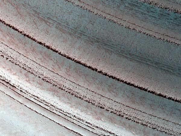 Die Eisflächen am Nordpol des Mars ähneln dem Grönland-Eis der Erde. Wie dieses bestehen sie aus vielen Schichten, die Rückschlüsse über klimatische Veränderungen auf dem Planeten zulassen.