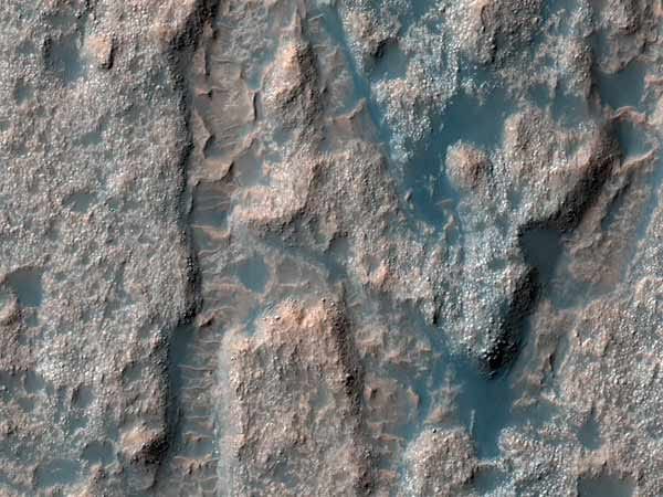 Dieses Bild zeigt Ablagerungen auf dem Grund des Palos Kraters im äquatorialen Teil des Mars.