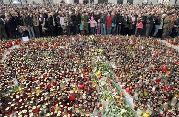 Trauer in Polen: Tausende legten Blumen nieder und zündeten Kerzen an. Trauer in Polen: Tausende legten Blumen nieder und zündeten Kerzen an.