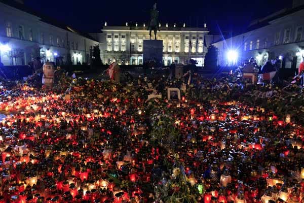 Die Polen sind geschockt über den Verlust: Vor dem Präsidentenpalast in Warschau legen Menschen Blumen und Kerzen nieder.