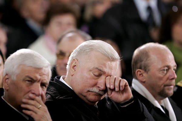 Bei einer Trauerfeier im polnischen Gdansk gedenkt unter anderem der ehemalige Präsident Lech Walesa den Toten. Zusammen mit ihm hatten die Zwillinge Kaczynski bei der Gründung der Solidarnosc mitgewirkt.