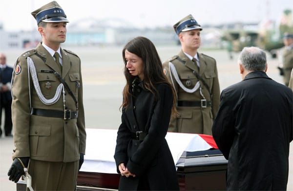 Schon einen Tag nach dem Unglück wird der Sarg mit dem Leichnam des Präsidenten nach Polen geflogen. Am Militärflughafen in Warschau erwarten ihn Tochter Marta Kaczynska und Zwillingsbruder Jaroslaw Kaczynski.