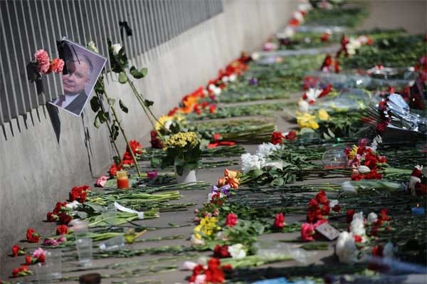 Auch in Russland trauern die Menschen - vor der polnischen Botschaft in Moskau legen sie Blumen nieder.