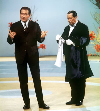 Hans-Joachim Kulenkampff (l.) mit "Butler" Martin Jente (r.) in der ARD-Show "Einer wird gewinnen" (EWG). Hans-Joachim Kulenkampff (l.) mit "Butler" Martin Jente (r.) in der ARD-Show "Einer wird gewinnen" (EWG).