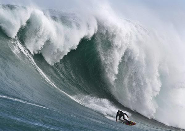 Auf eine Riesenwelle wie diese warten Surfer bisweilen mehrere Wochen.