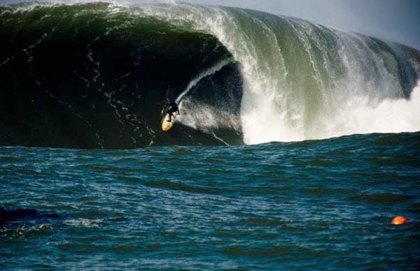 Kalifornien lässt das Herz der Wellenreiter höher schlagen. Hier reitet ein Surfer eine 15 Meter hohe Welle.