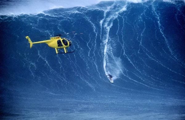Die Hawaii-Insel Maui zählt zu den Top-Surf-Spots der Welt. Beste Sicht auf die Wellenreiter hat der Helikopter-Pilot.