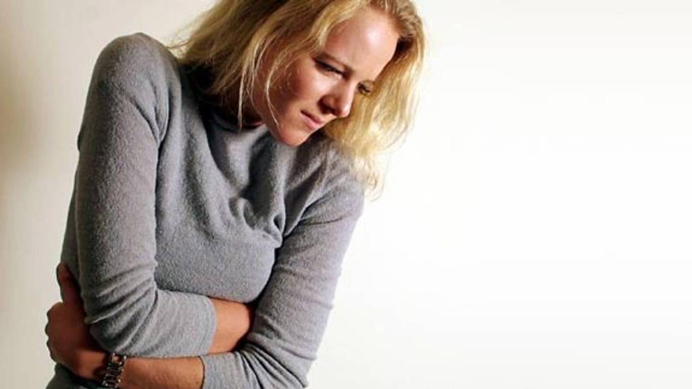 Frau mit Magenschmerzen - es könnte ein Geschwür sein.