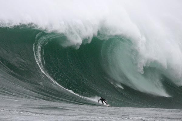 Mit Geschwindigkeiten von bis zu 80 Stundenkilometern rasen die Extremsportler die Wellen hinab.
