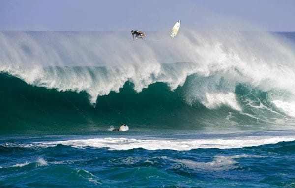 Mehrere Meter wird dieser Surfer nach einem Sturz von der Welle in die Luft geschleudert.
