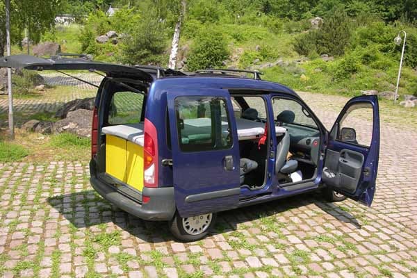 Manche Anbieter wie Terracamper bieten Ausbauten für zahlreiche Hochdach-Kombis, etwa Betten für den Renault Kangoo. Nach Ausbau steht dann wieder ein vollwertiger Kleintransporter zur Verfügung.