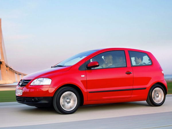 Auch Volkswagen bietet mit dem Fox einen Kleinstwagen unter 10.000 Euro an; in der Basisversion mit 1,2-Liter-Dreizylinder-Ottomotor mit 55 PS kostet der Wolfsburger 9650 Euro. Zur Sicherheitsausstattung gehören Airbags für Fahrer und Beifahrer sowie ABS. ESP ist nur optional erhältlich.
