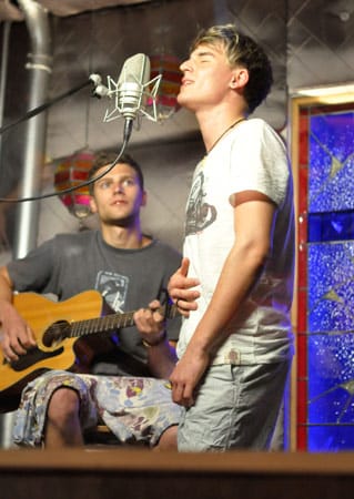 "The Flatstar"-Kandidaten Janis (vorne) und Fabian machen gemeinsam Musik. "The Flatstar"-Kandidaten Janis (vorne) und Fabian machen gemeinsam Musik.