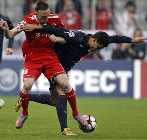 In dieser Szene setzt sich Bayerns Franck Ribéry noch regelgerecht gegen Lyons Ederson durch...