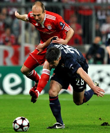 Von Beginn an geht es zwischen Bayern und Lyon - hier Arjen Robben und Jeremy Toulalan - kämpferisch voll zur Sache...