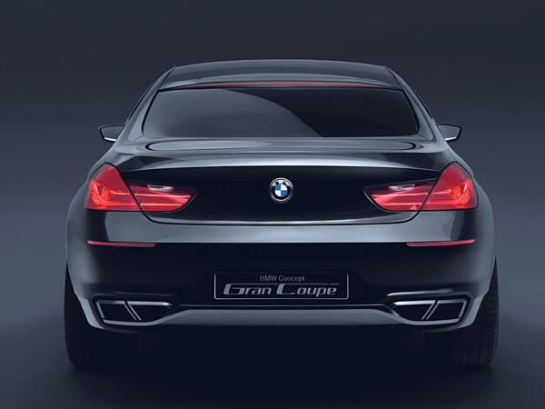 Das Heck der sportlichen Studie mit L-förmigen LED-Leuchten und Auspuffendrohren in Trapezform erinnert an den 6er-BMW.