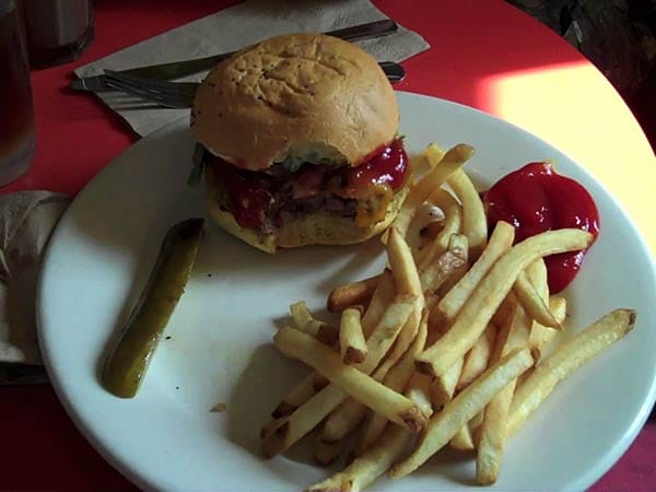 Und so sah das Mittagessen der FlatStars bei "Swingers Diner" aus - echt amerikanisch. Und so sah das Mittagessen der FlatStars bei "Swingers Diner" aus - echt amerikanisch.