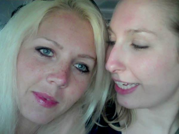 Zwei bildhübsche Blondinen: Lisa und Carmen lassen einen tollen Tag in Los Angeles Revue passieren. Zwei bildhübsche Blondinen: Lisa und Carmen lassen einen tollen Tag in Los Angeles Revue passieren.