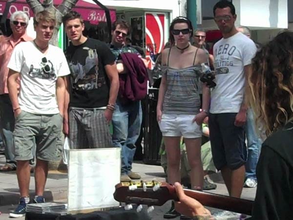 Die sechs jungen Musiker erkunden die Promenade in Santa Monica und bestaunen Straßenmusikanten. Die sechs jungen Musiker erkunden die Promenade in Santa Monica und bestaunen Straßenmusikanten.