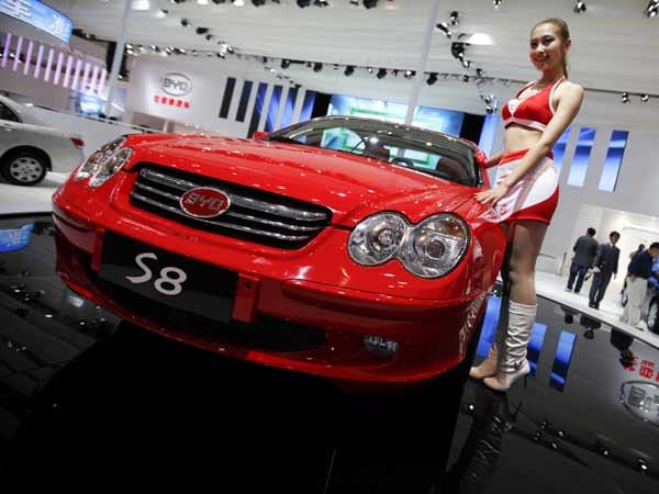 Schon ein Klassiker unter den Kopien aus China ist der S8 von Build Your Dreams (BYD). Vorn ähnelt er dem Mercedes CLK