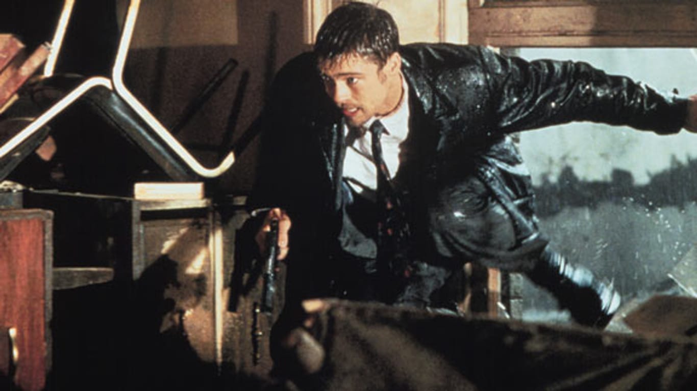 Vom Regen an den Tatort: "Mister Wet-Trenchcoat" Brad Pitt als Detective Mills in "Sieben".