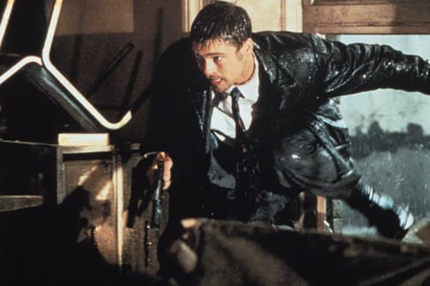 Vom Regen an den Tatort: "Mister Wet-Trenchcoat" Brad Pitt als Detective Mills in "Sieben".