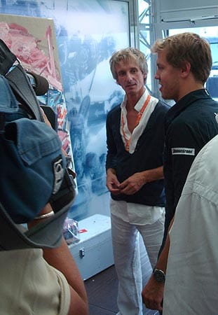 Beeindruckt von seinem Porträt: F1-Vizeweltmeister Sebastian Vettel und Flossdorf