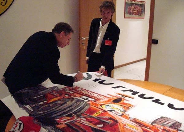 Ein großer Fan von Flossdorfs Kunstwerken ist FIA-Präsident Jean Todt, der hier ein Bild signiert