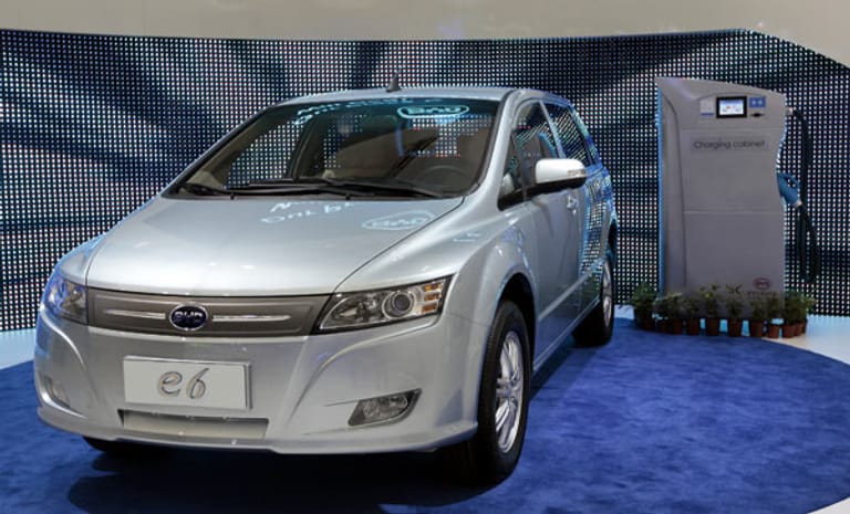Der chinesische Autobauer Build your Dreams (BYD) will 2011 das Elektrofahrzeug BYD e6 auf den Markt bringen. Angeblich wiegt der Wagen 2,3 Tonnen.