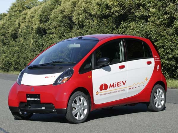Der Mitsubishi iMiEV (Mitsubishi innovative Electric Vehicle) gilt als weltweit erstes Großserien-Elektro-Fahrzeug. Im Oktober 2010 kommt der Elektro-Kleinwagen nach Deutschland und dürfte vermutlich rund 40.000 Euro kosten.