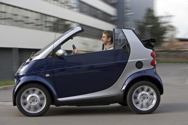 Gegenwärtig testet Mercedes in einigen deutschen Städten eine Elektroversion des Smart. 2012 soll der Elektro-Kleinwagen in Serie gehen.