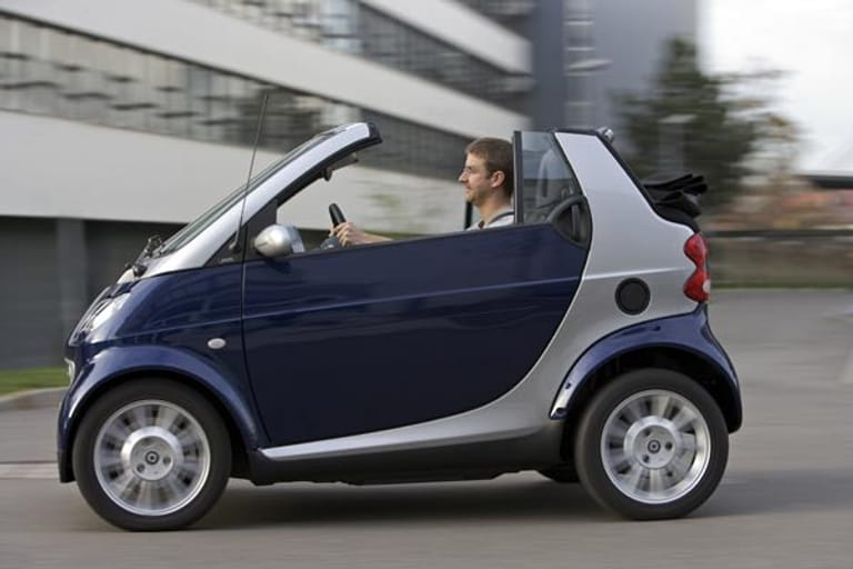 Gegenwärtig testet Mercedes in einigen deutschen Städten eine Elektroversion des Smart. 2012 soll der Elektro-Kleinwagen in Serie gehen.