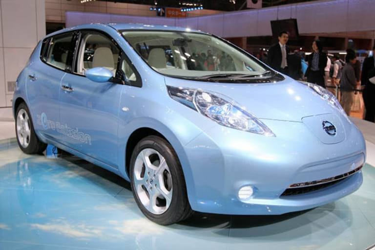 Bereits im Dezember 2010 will Nissan in Japan die ersten Exemplare des Leaf verkaufen, zu uns soll der kompakte E-Wagen 2011 kommen.