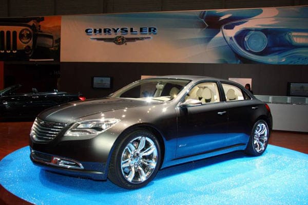 Chrysler 200C EV: Die große Limousine soll 2012 serienreif sein. Angedacht ist die Kombination von Elektromotor und Range Extender für mehr Reichweite.
